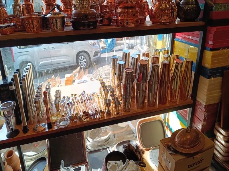 منتجات نحاسية ورفوف الزجاج